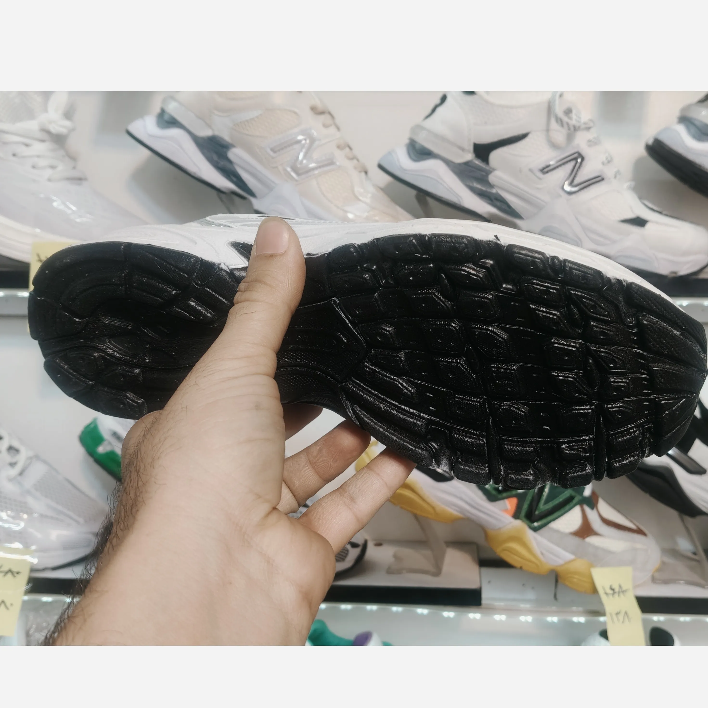 کفش اسپرت مردانه نیوبالانس 530 رنگ سفید مناسب پیاده روی و طبیعت گردی سایز 41 تا 44